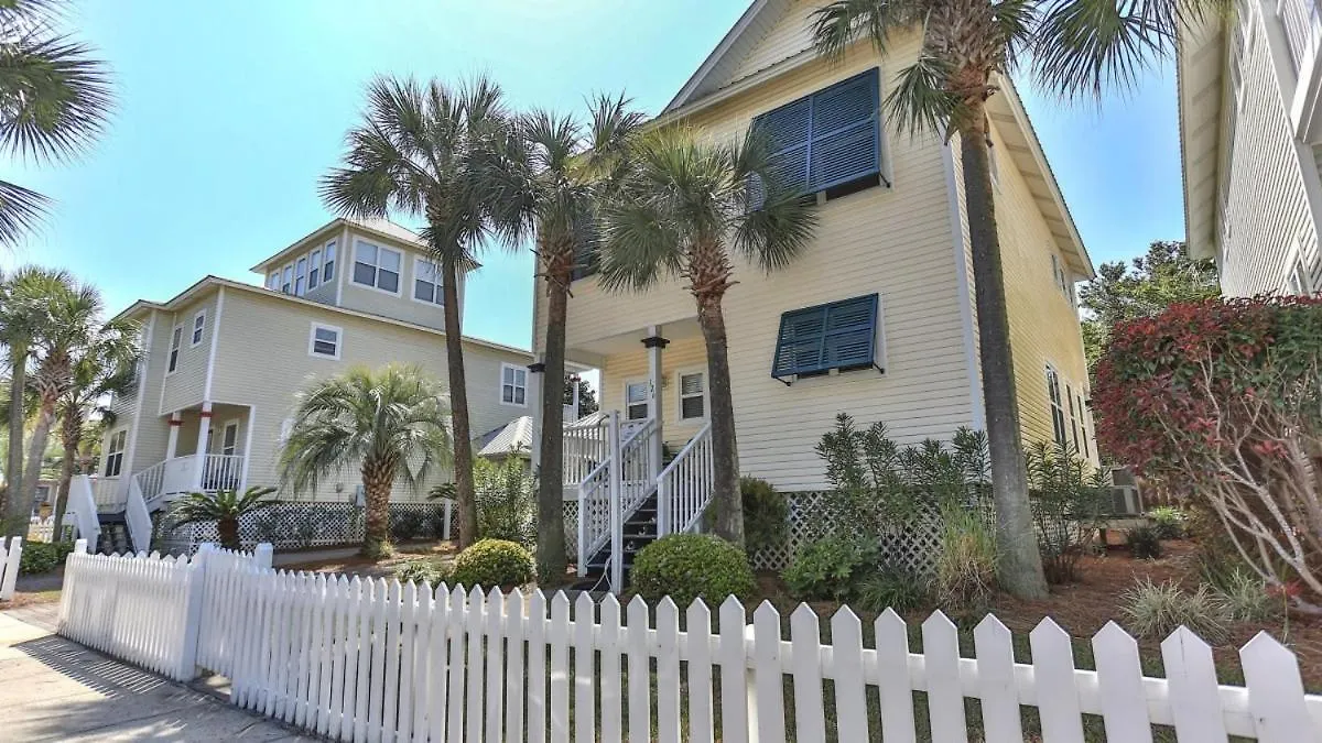 Aventon - Is A 3 Bedroom That Is An Easy Walk To The With Communal Pool