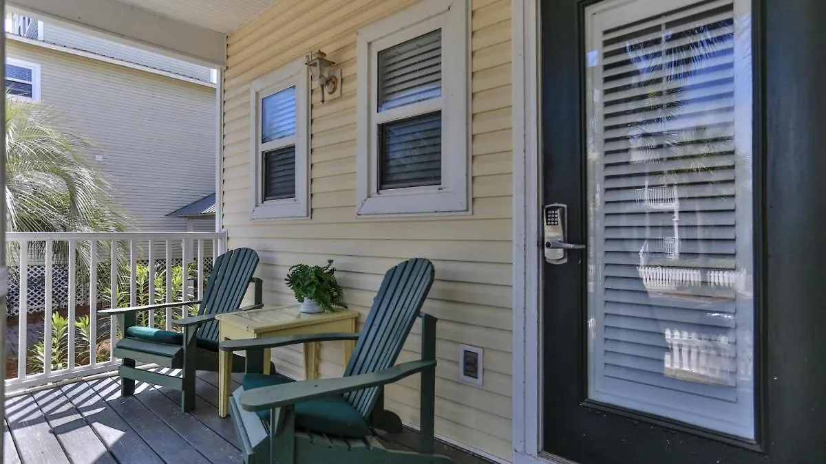 Aventon - Is A 3 Bedroom That Is An Easy Walk To The With Communal Pool Holiday home