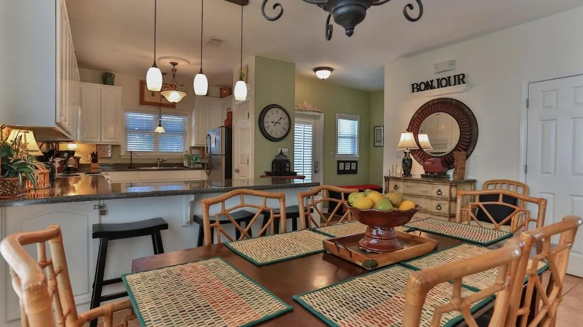 Aventon - Is A 3 Bedroom That Is An Easy Walk To The With Communal Pool *