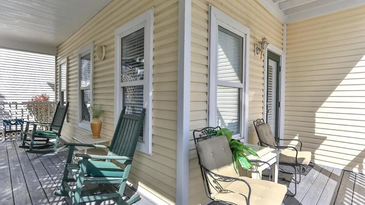 Aventon - Is A 3 Bedroom That Is An Easy Walk To The With Communal Pool Destin