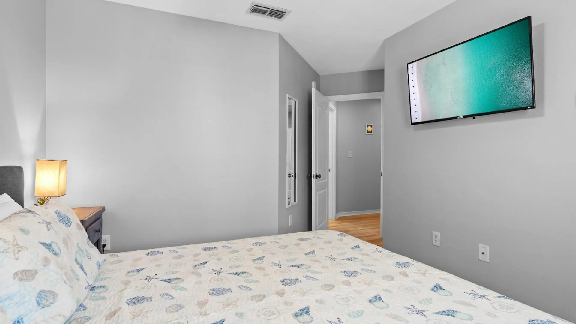 Luxurious House, Private Heated Pool, Dedicated Office, Mins Walk To & Shops
