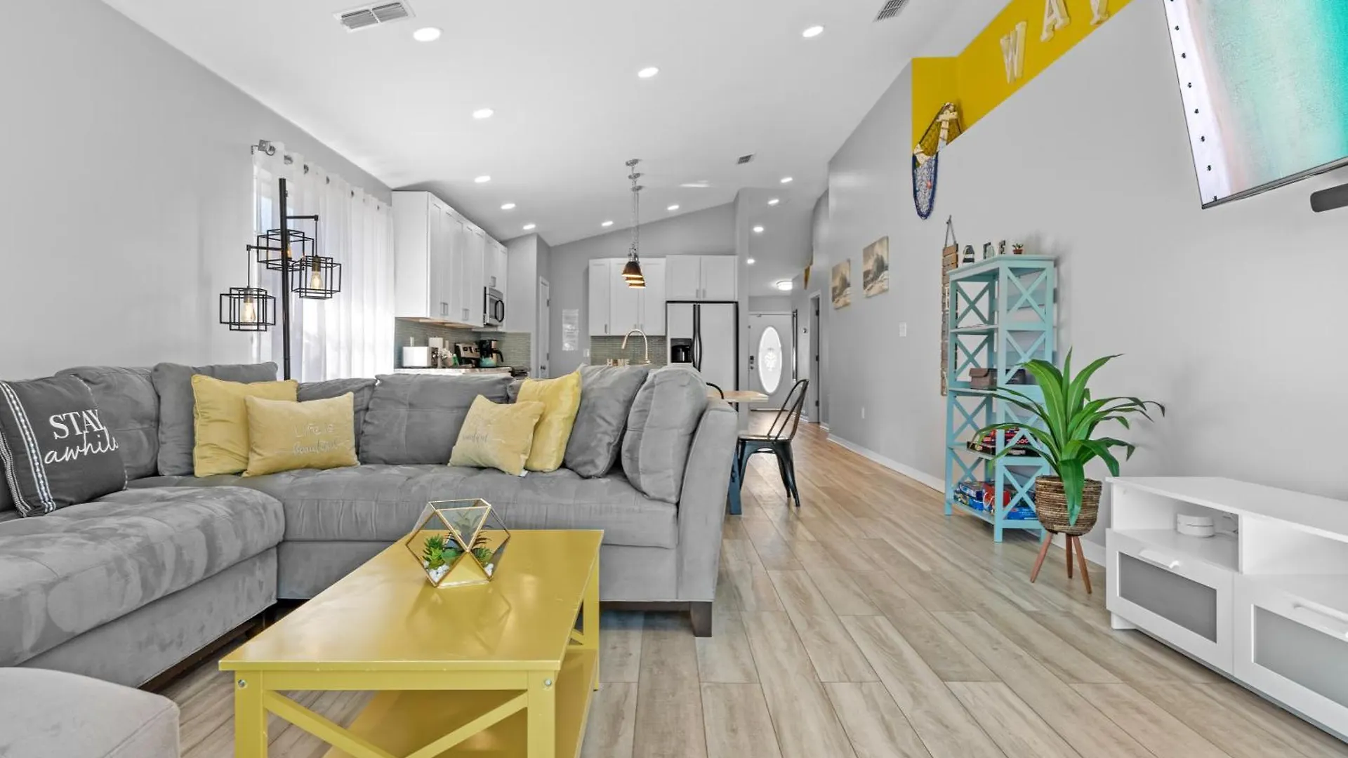 Сasa de vacaciones Luxurious House, Private Heated Pool, Dedicated Office, Mins Walk To & Shops *