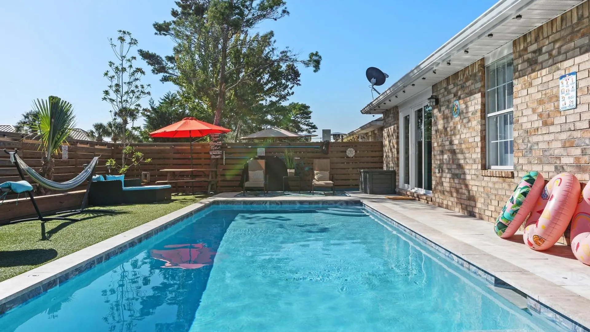 Luxurious House, Private Heated Pool, Dedicated Office, Mins Walk To & Shops Сasa de vacaciones