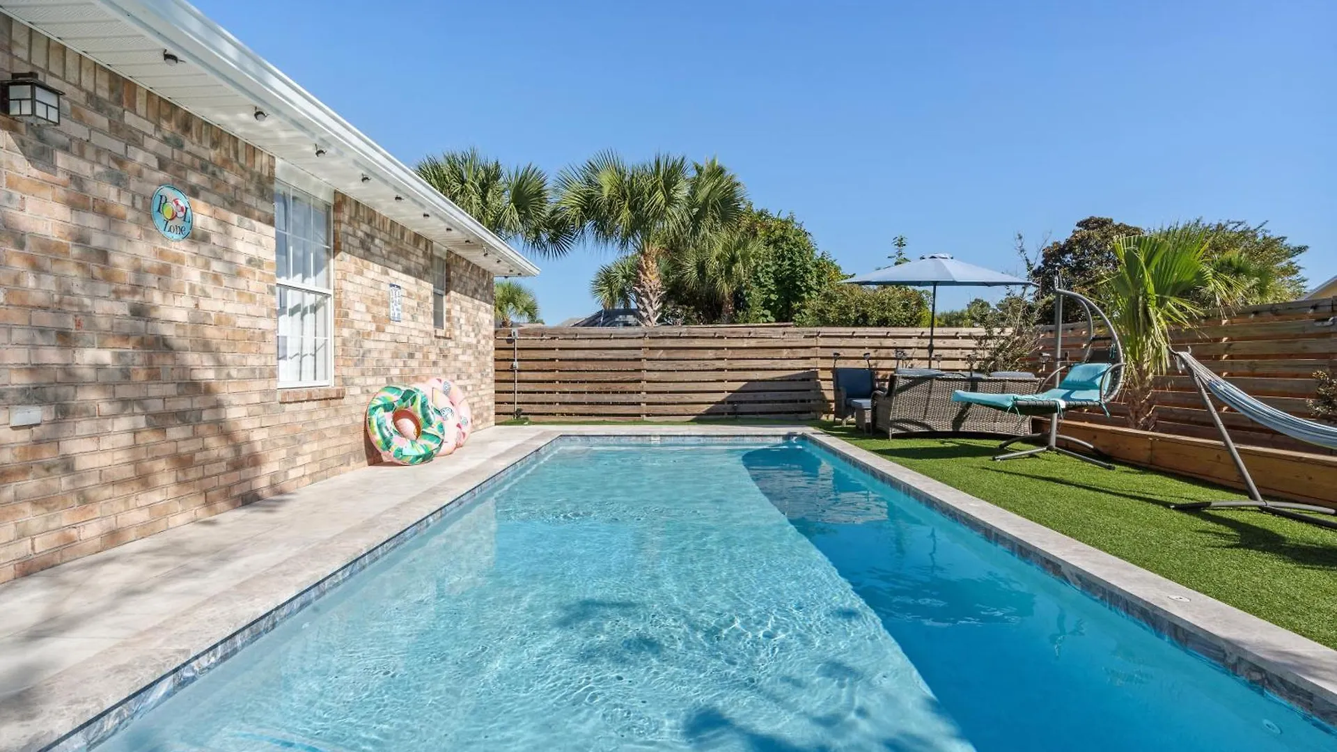 Luxurious House, Private Heated Pool, Dedicated Office, Mins Walk To & Shops *