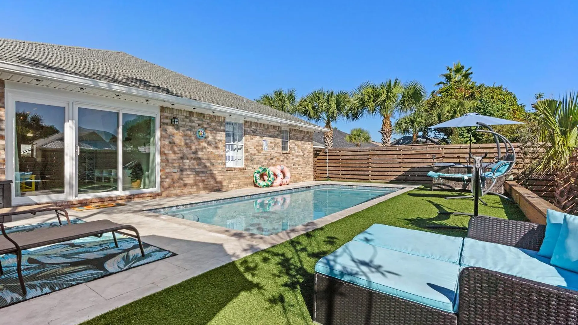Luxurious House, Private Heated Pool, Dedicated Office, Mins Walk To & Shops Сasa de vacaciones
