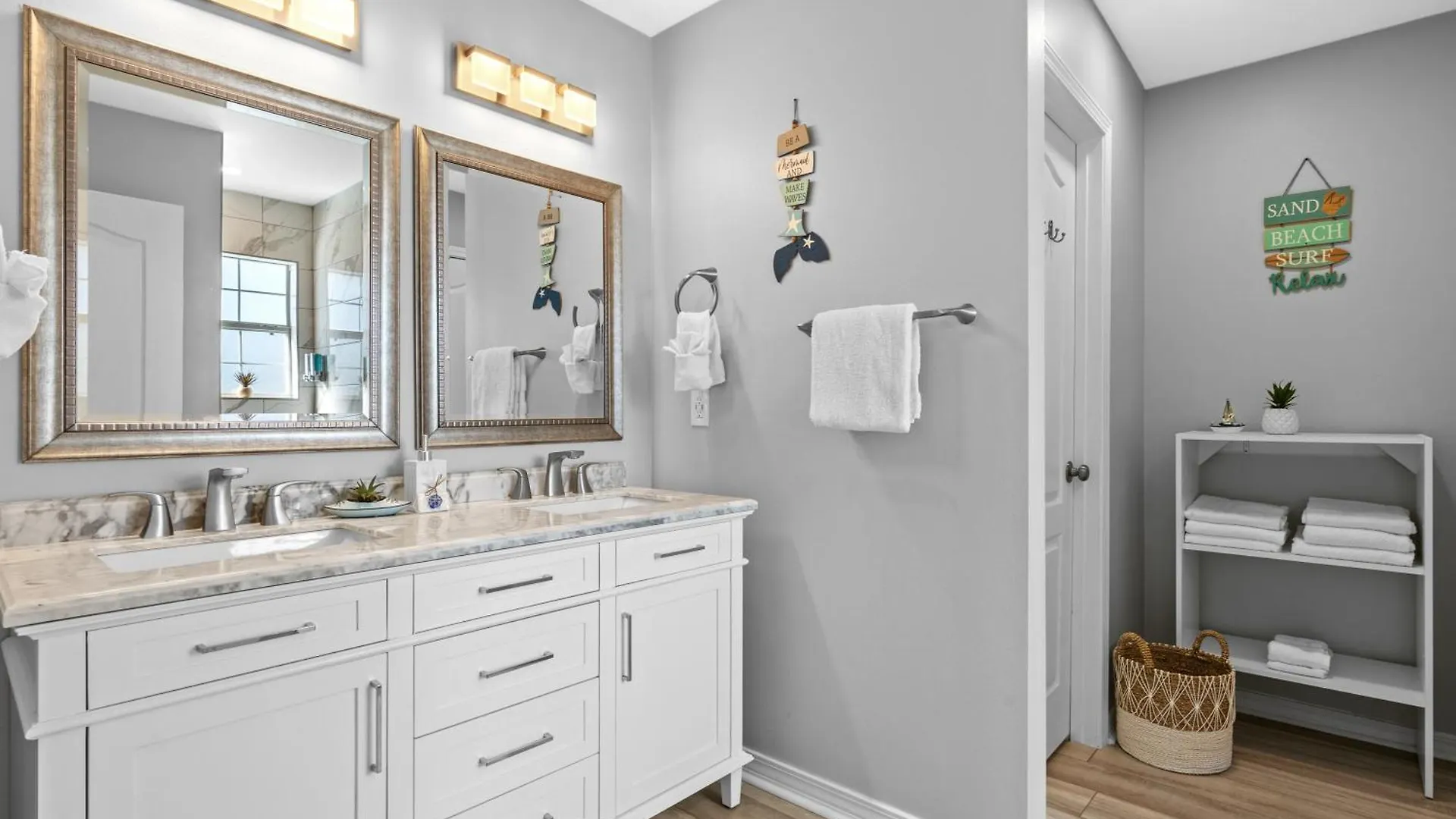 Luxurious House, Private Heated Pool, Dedicated Office, Mins Walk To & Shops * Destin