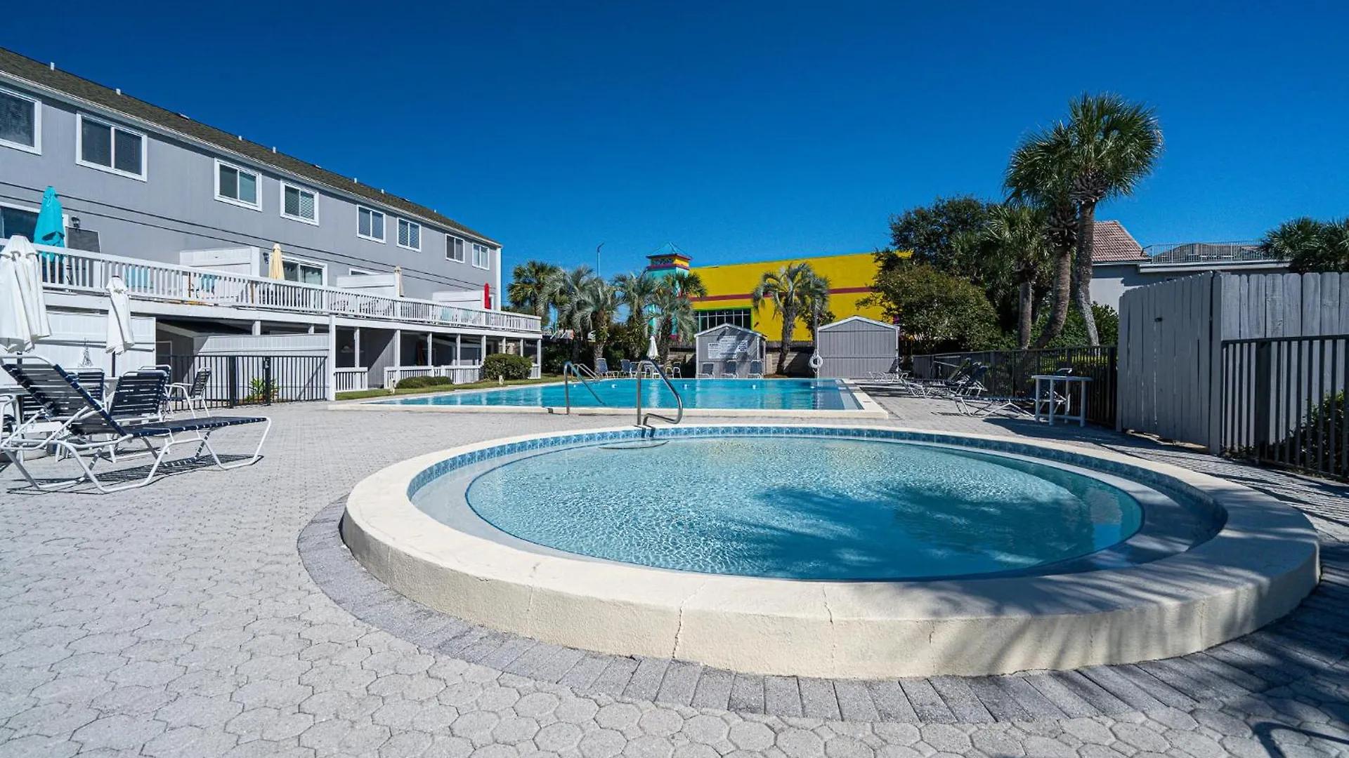 South Bay By The Gulf- Private Access, Community Pool, Foosball Holiday home