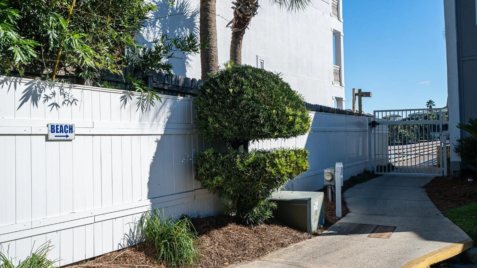 South Bay By The Gulf- Private Access, Community Pool, Foosball *