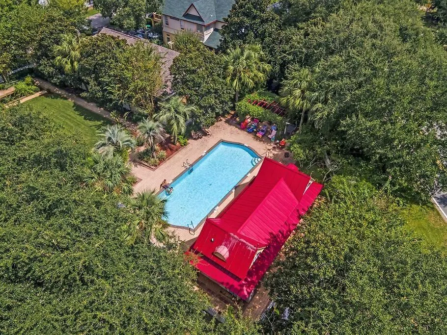 Large House 4 Bedroom 3.5 Ba 130 To Pool