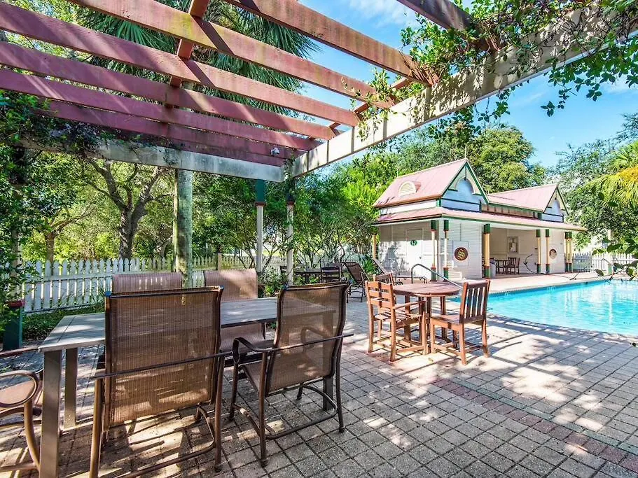 Large House 4 Bedroom 3.5 Ba 130 To Pool * Destin