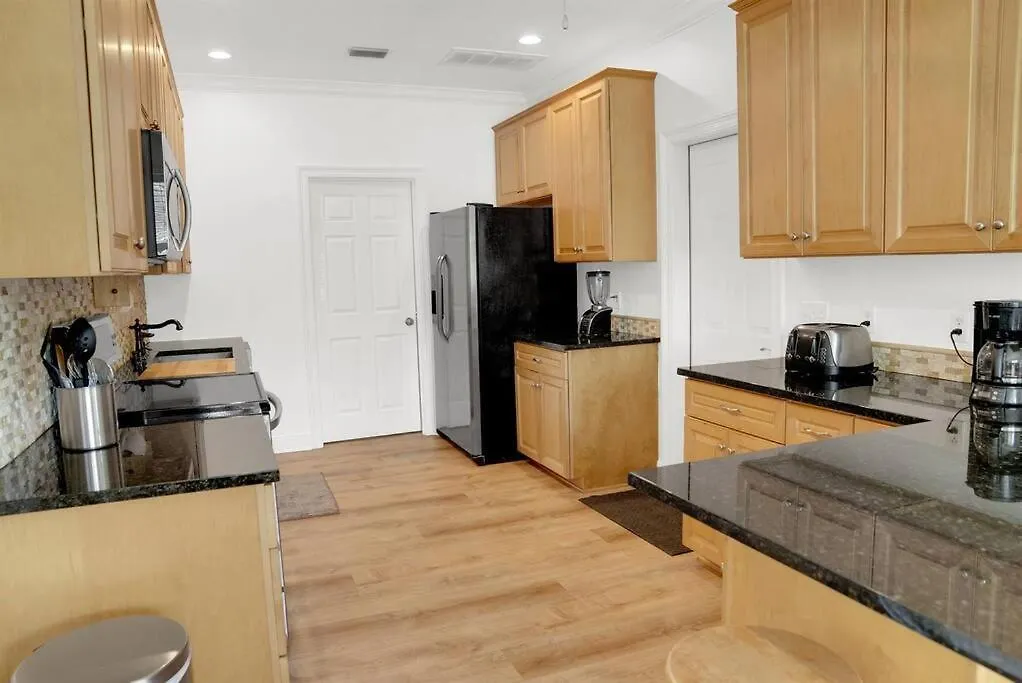 Large House 4 Bedroom 3.5 Ba 130 To Pool *