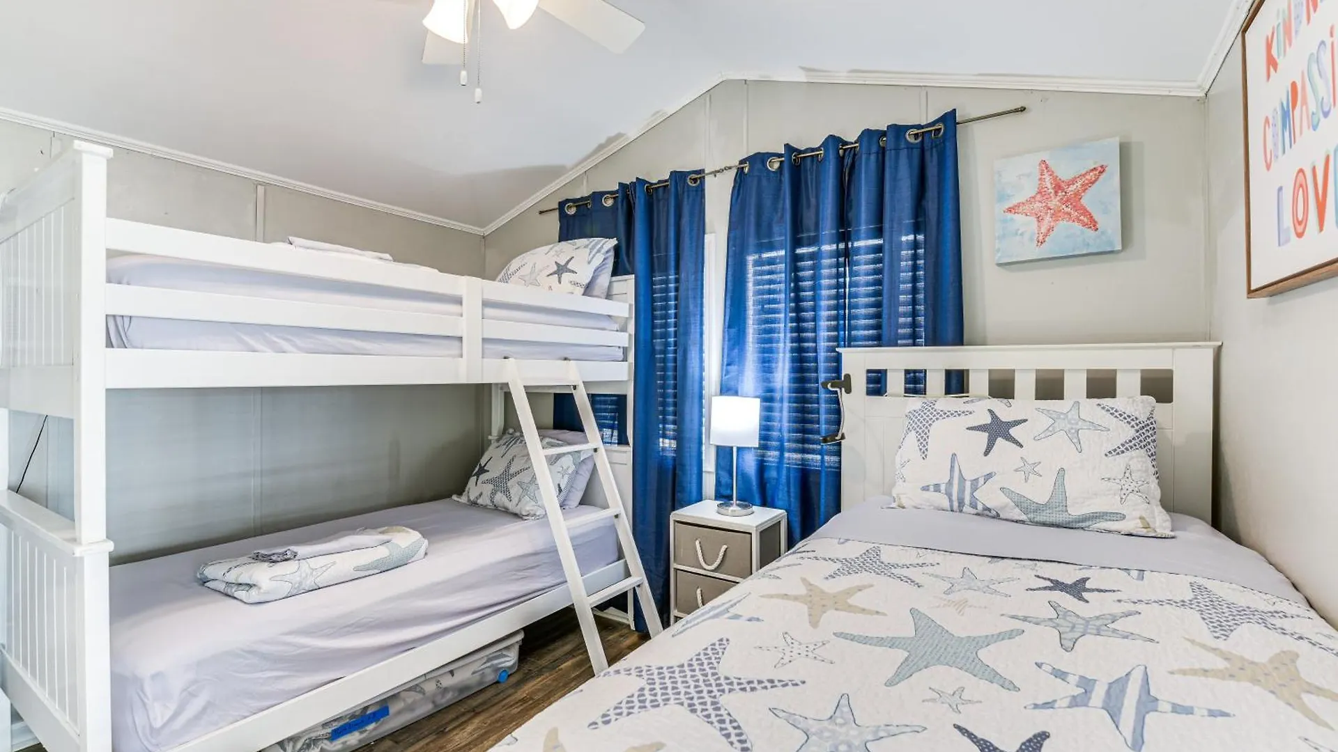 Holiday home Walk To Miramar Tropical With Deck! Destin