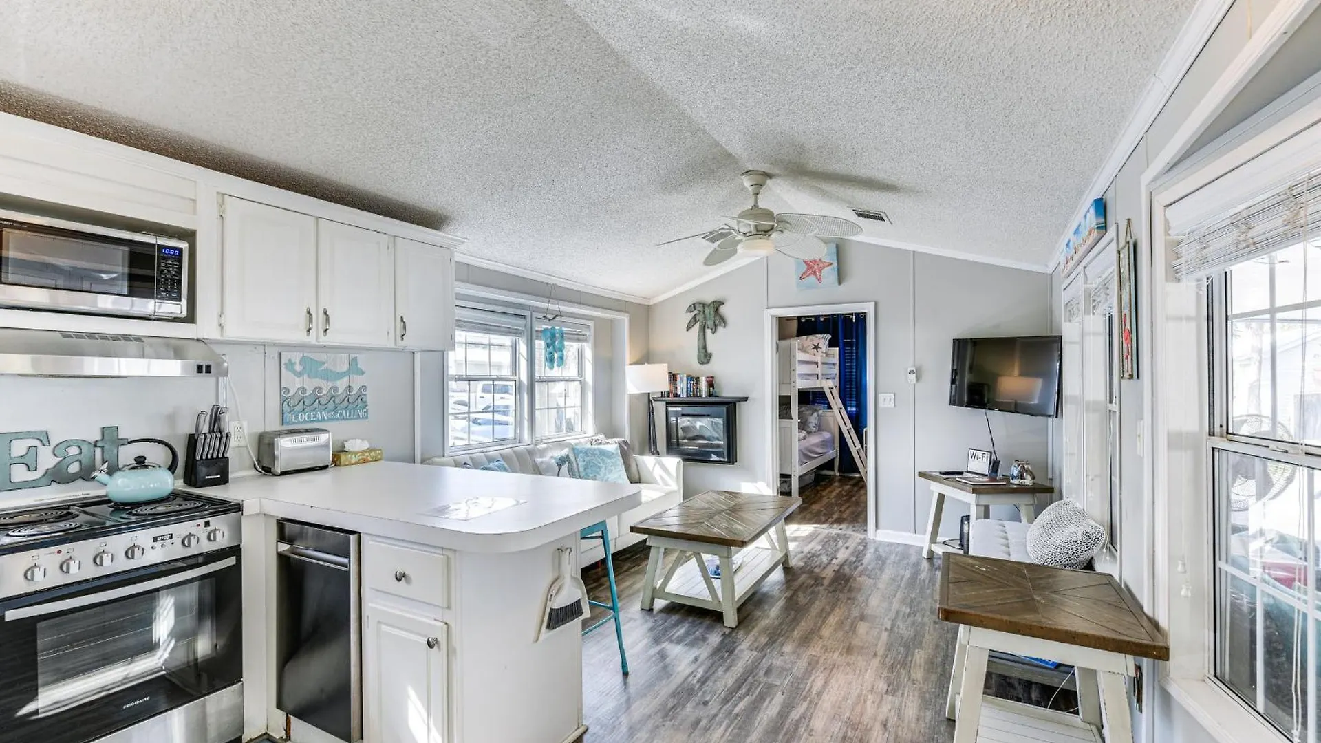 Walk To Miramar Tropical With Deck! Holiday home Destin