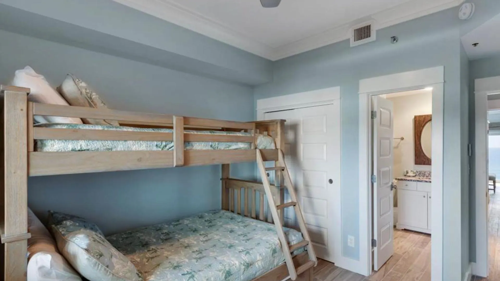 Tops'l Manor 612 *