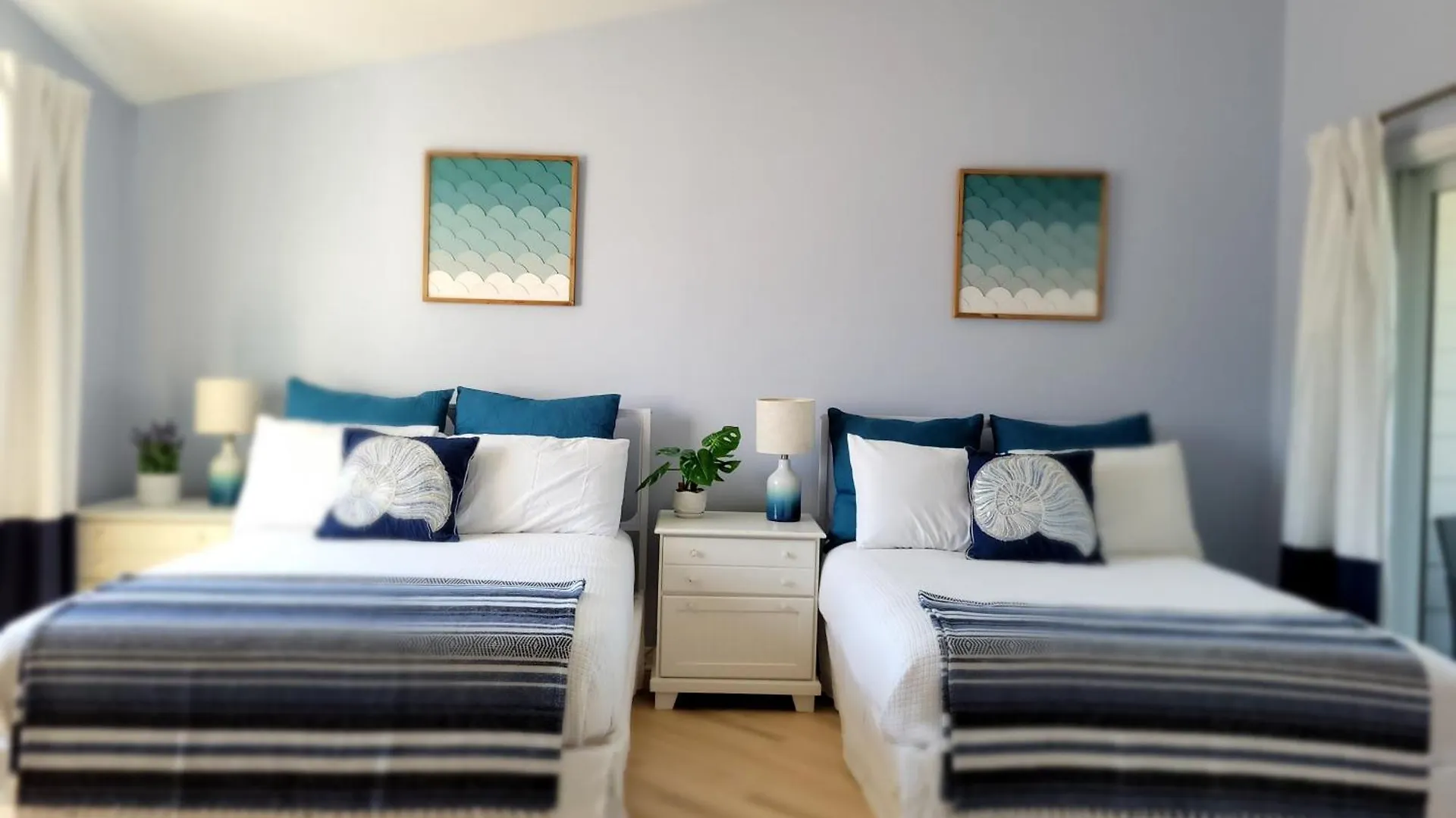 Semesterbostad Charming Townhome Shoreline Towers Short Walk To The And Pool *