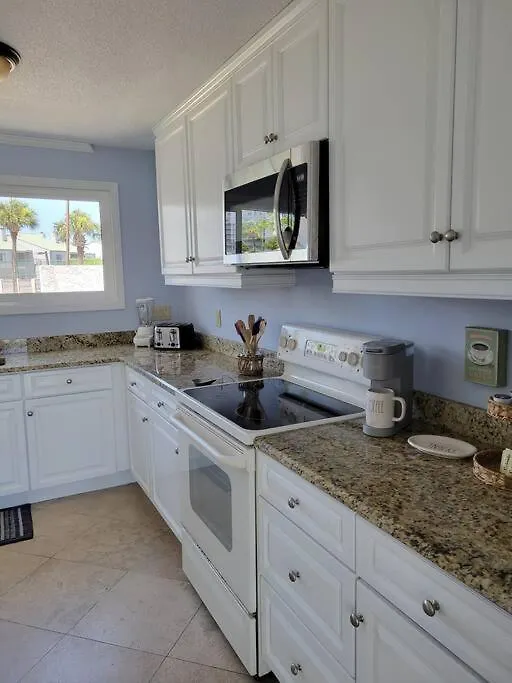 Charming Townhome Shoreline Towers Short Walk To The And Pool Semesterbostad *