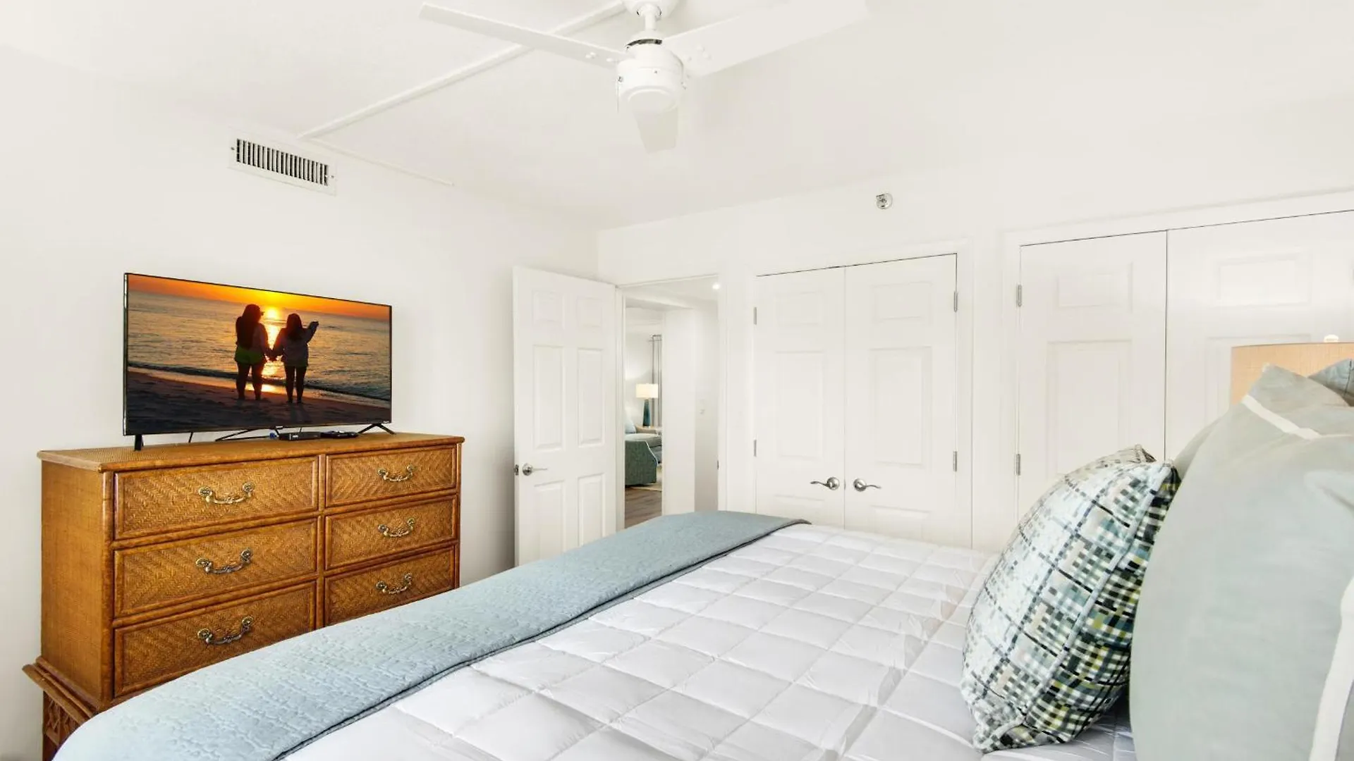 Emerald Towers 305