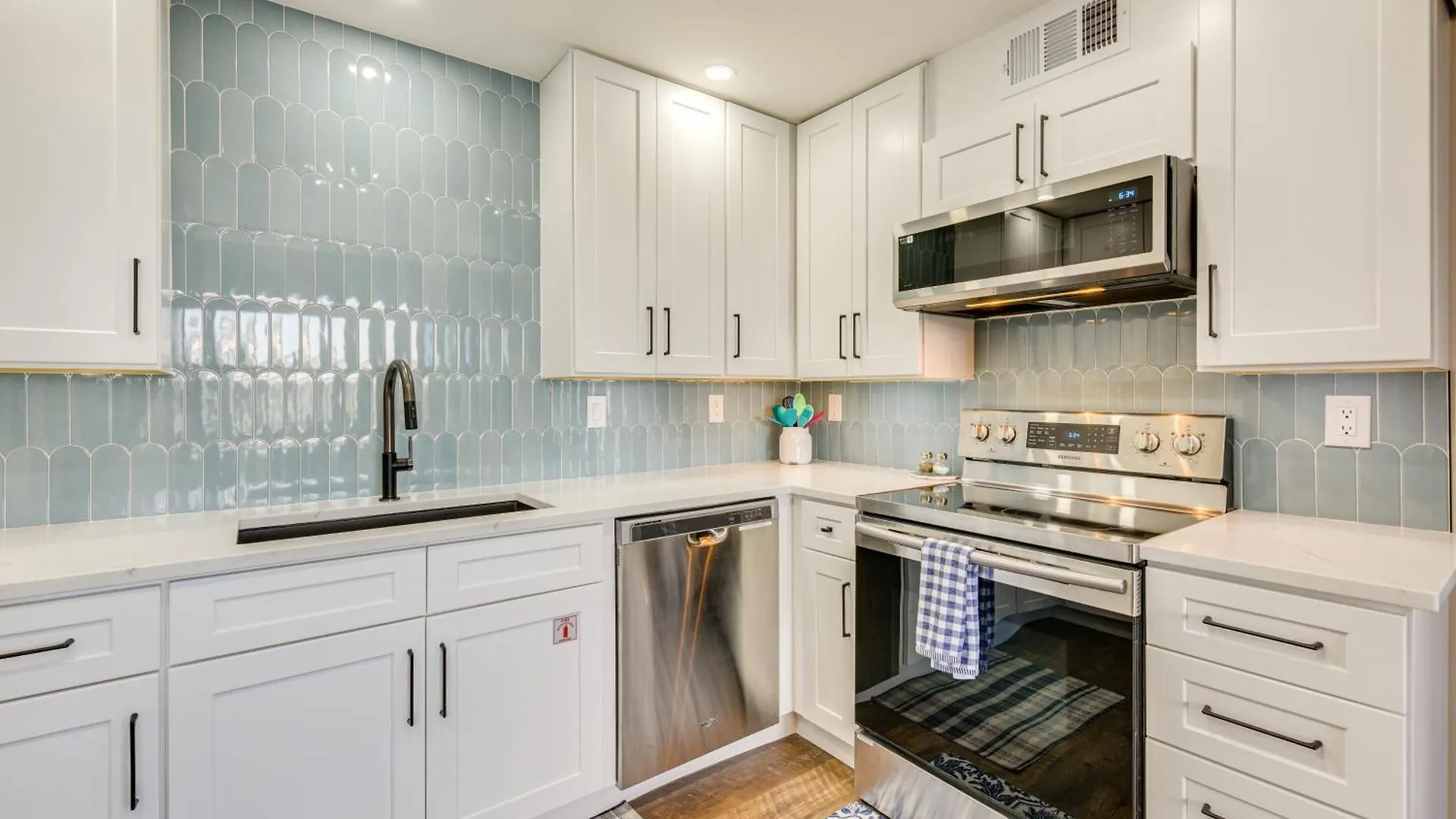 Airy With Pool - Walk To Private Beach! Destin
