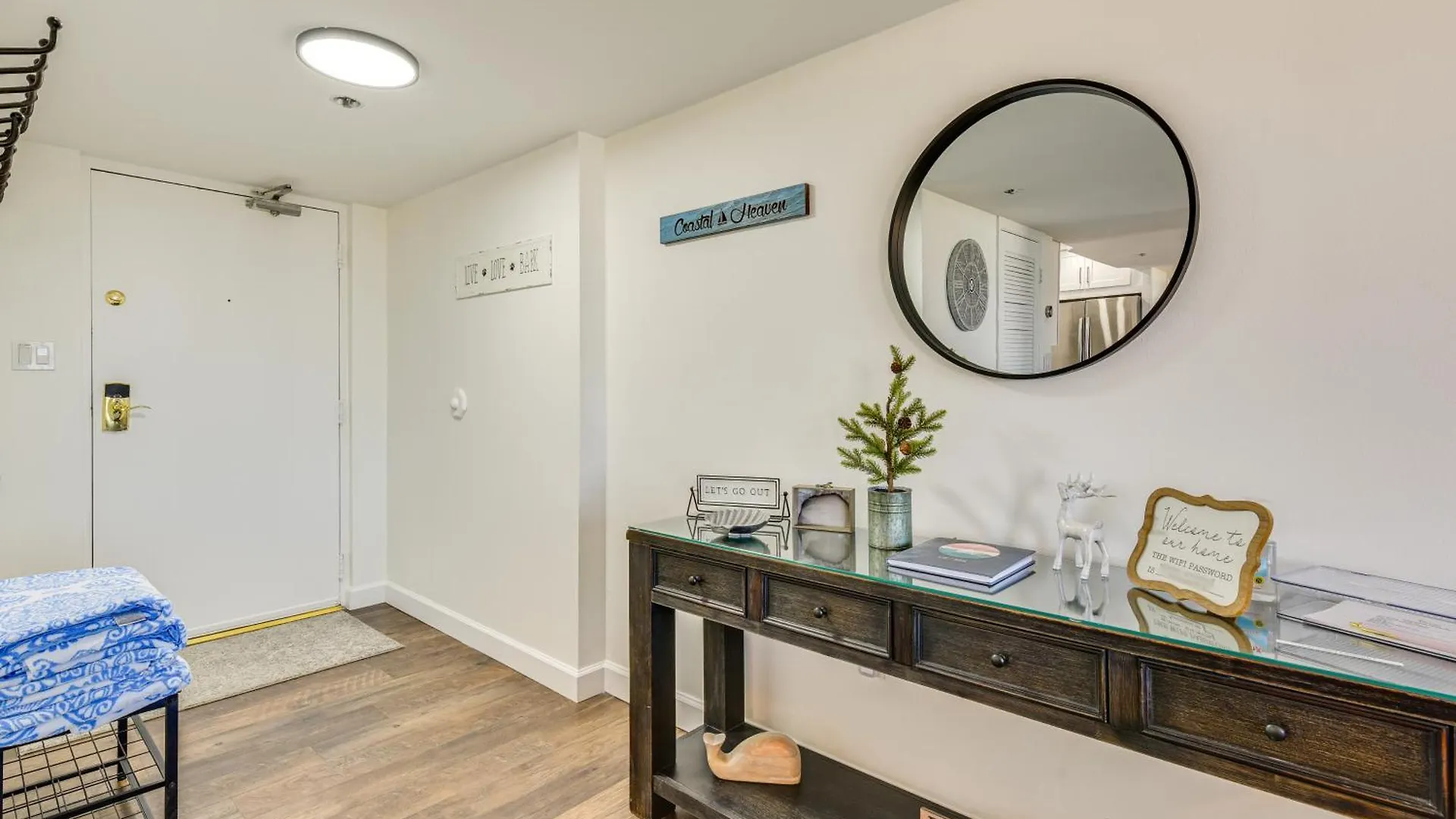 Airy With Pool - Walk To Private Beach! Apartment *