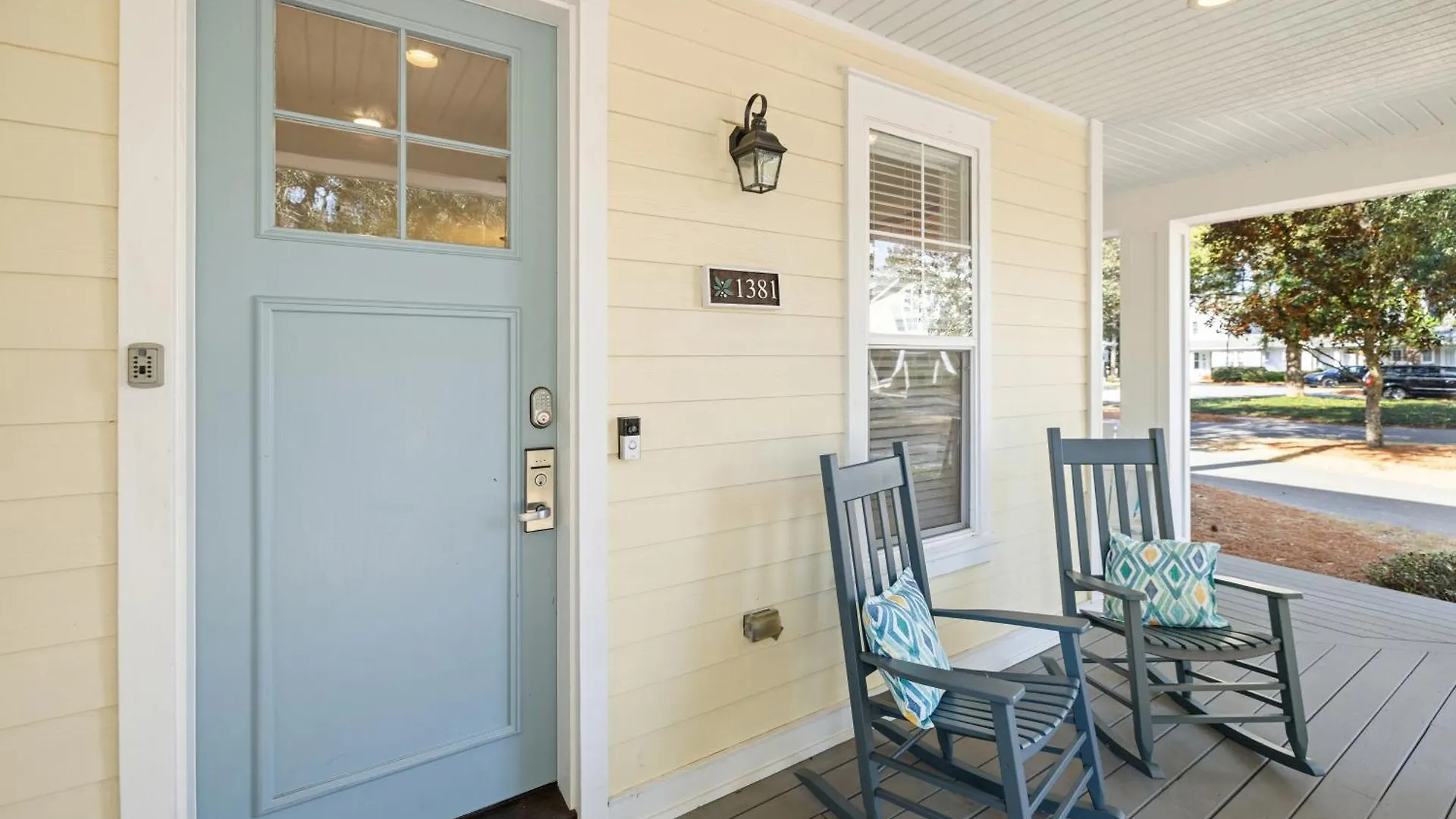 펜션 1381 Laurel Grove