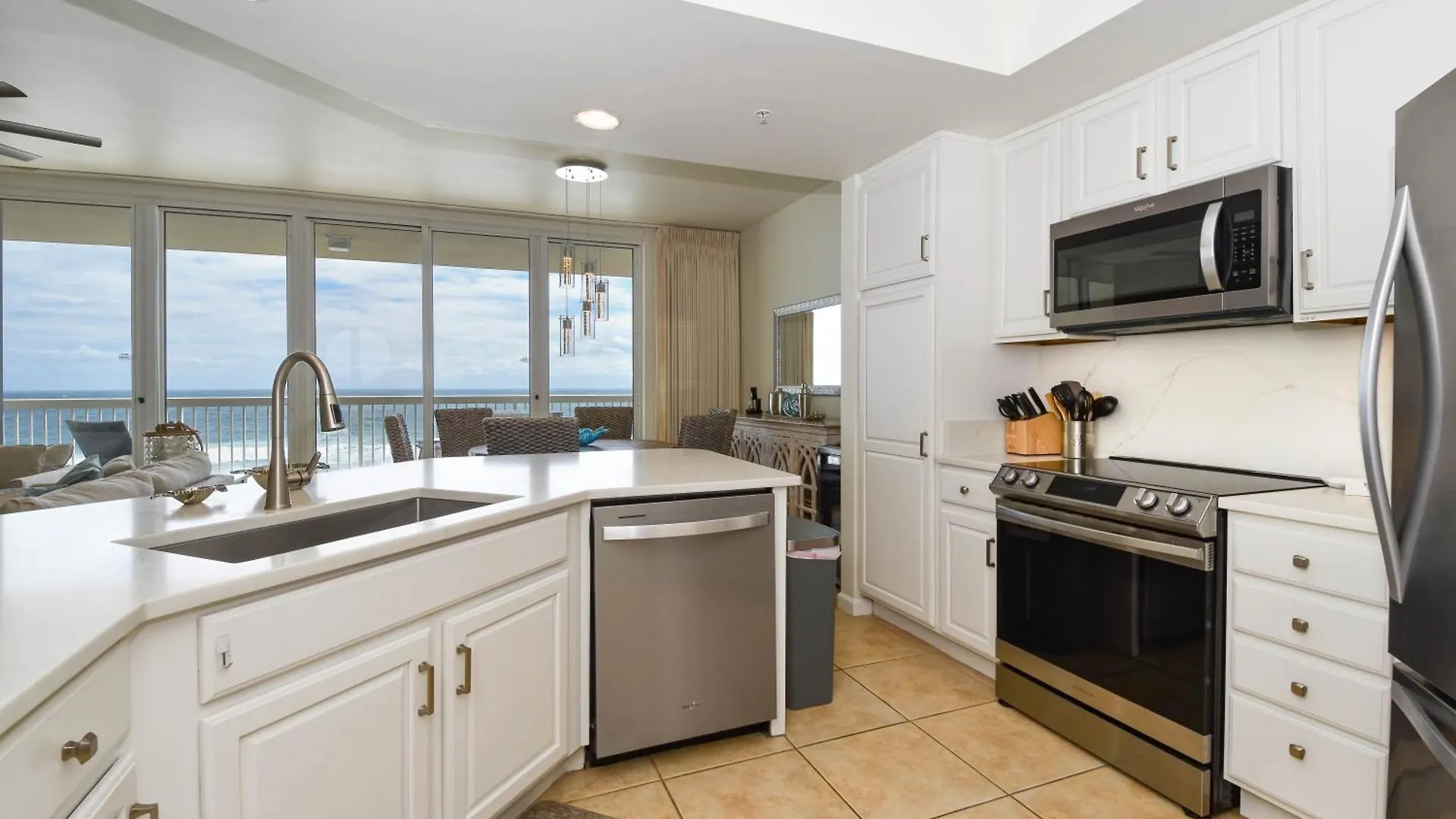Silver Towers E703 Apartment